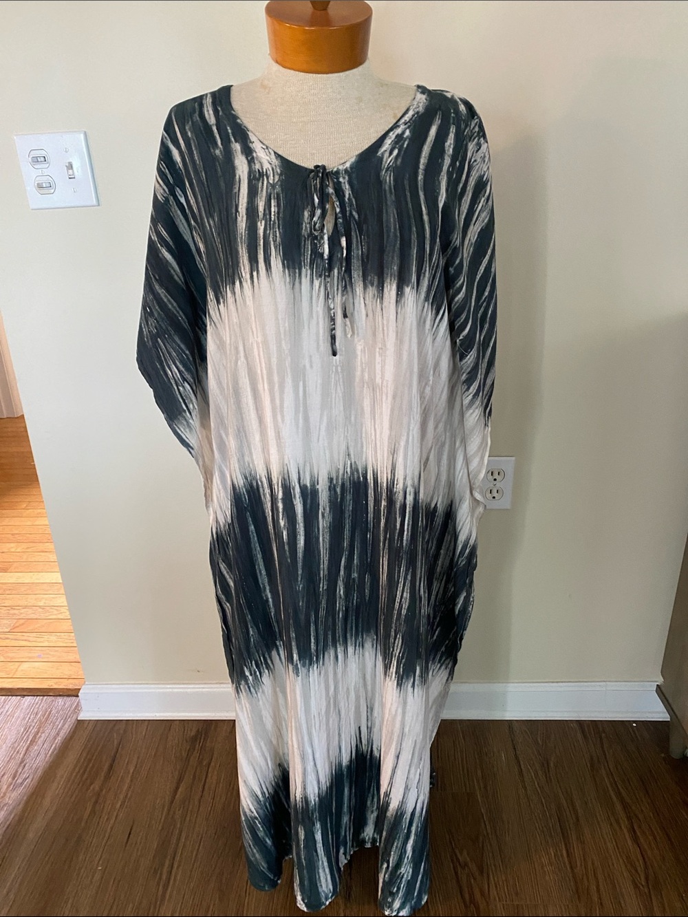 Skemo Beachy  tie dye kaftan cover up maxi. Size S. Oversized, loose fit, flowy